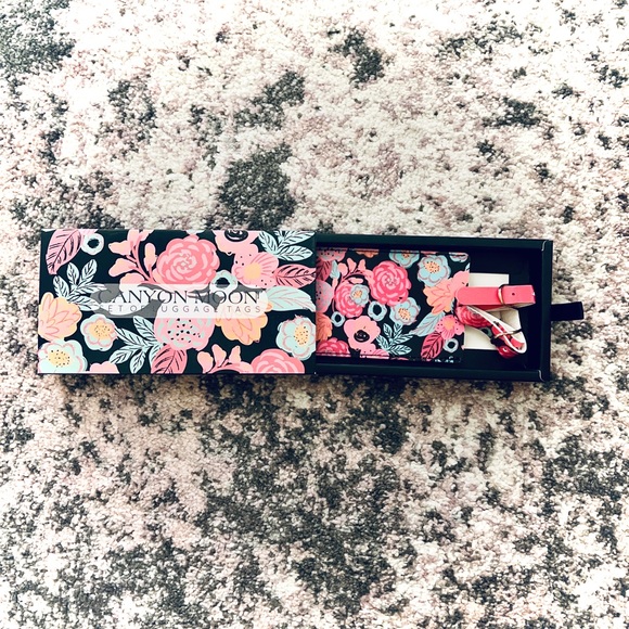CANYON MOON || Wander - Leather Luggage Tag Duo in Floral Print ⭐️NIB⭐️ - Picture 4 of 7